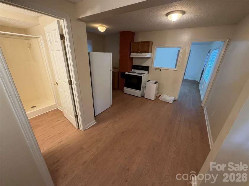 401 Lakeside Drive, Hendersonville, NC 28739.  MLS# CAR4406416, YatesRealty ID 39997. 