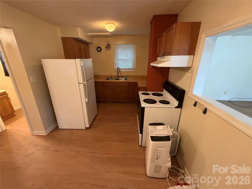 401 Lakeside Drive, Hendersonville, NC 28739.  MLS# CAR4406416, YatesRealty ID 39997. 
