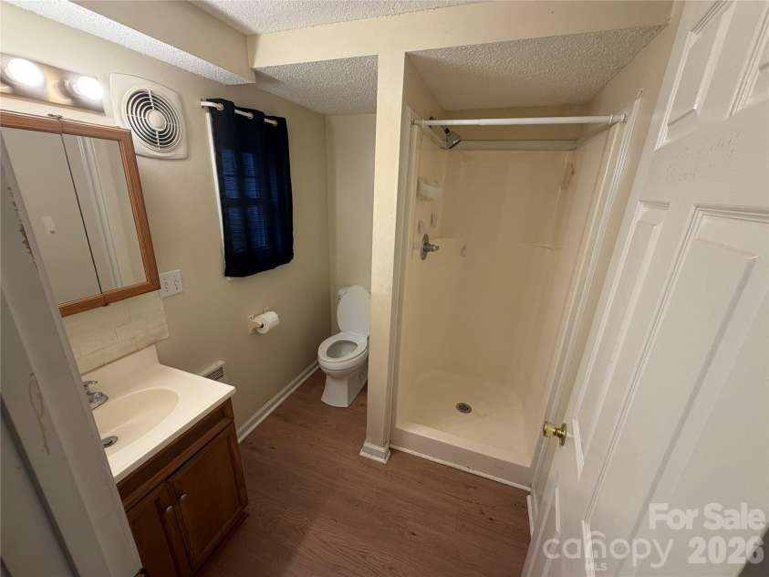 401 Lakeside Drive, Hendersonville, NC 28739.  MLS# CAR4406416, YatesRealty ID 39997. 