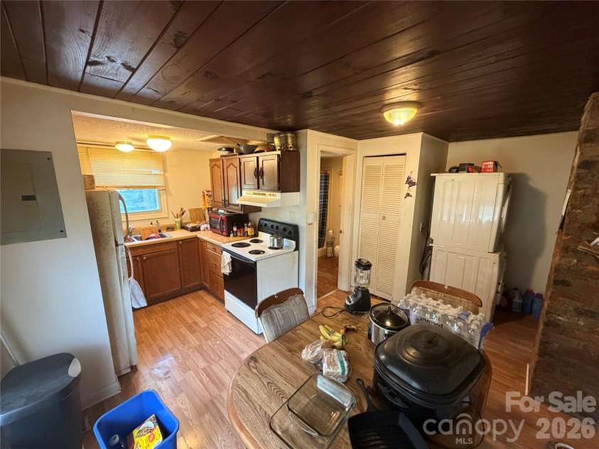 401 Lakeside Drive, Hendersonville, NC 28739.  MLS# CAR4406416, YatesRealty ID 39997. 
