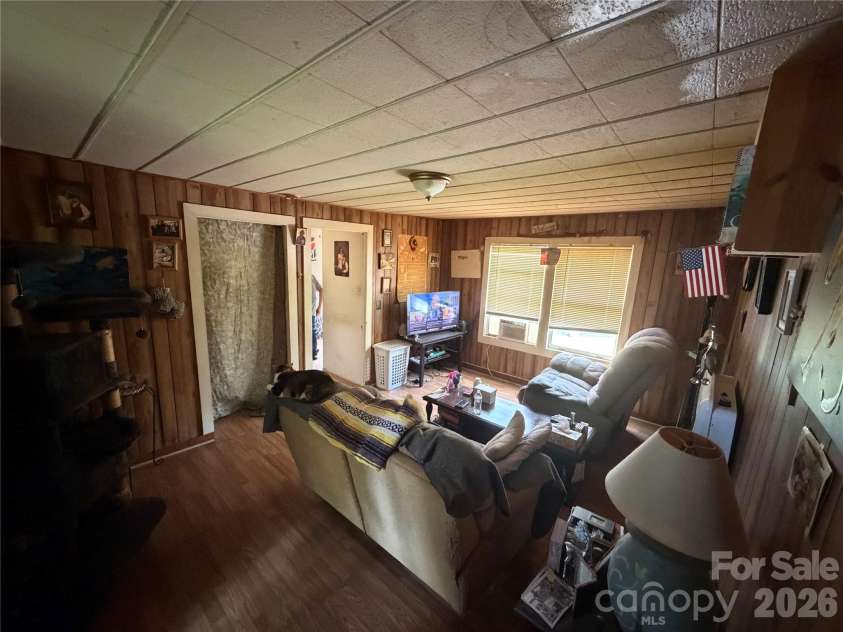 401 Lakeside Drive, Hendersonville, NC 28739.  MLS# CAR4406416, YatesRealty ID 39997. 