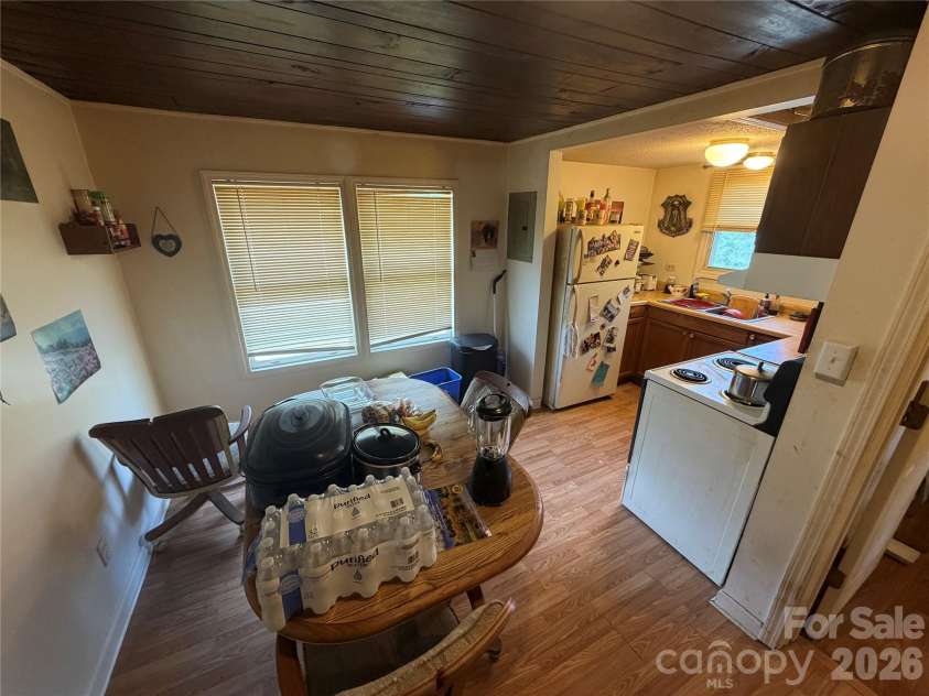 401 Lakeside Drive, Hendersonville, NC 28739.  MLS# CAR4406416, YatesRealty ID 39997. 