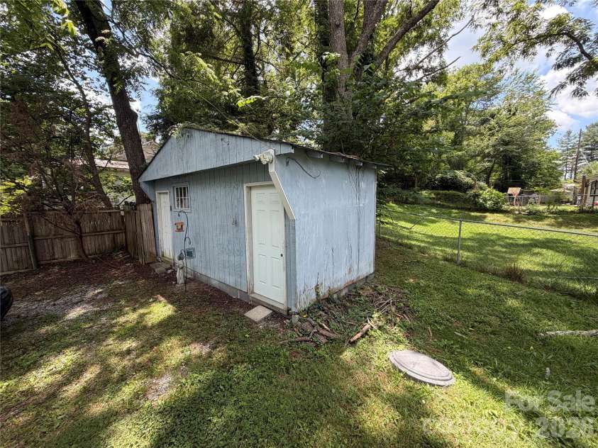 401 Lakeside Drive, Hendersonville, NC 28739.  MLS# CAR4406416, YatesRealty ID 39997. 