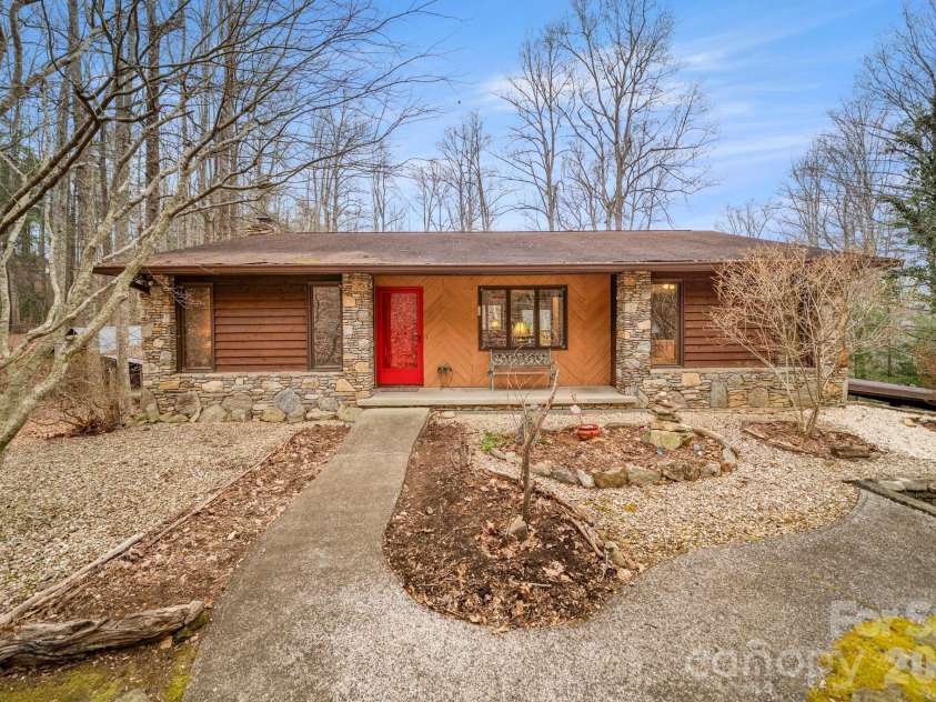 45 Crescent Drive, Hendersonville, NC 28739.  MLS# CAR4338501, YatesRealty ID 4000. 