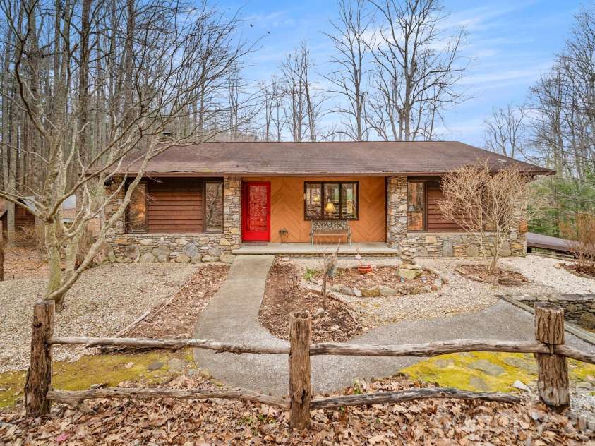 45 Crescent Drive, Hendersonville, NC 28739.  MLS# CAR4338501, YatesRealty ID 4000. 