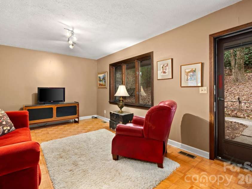 45 Crescent Drive, Hendersonville, NC 28739.  MLS# CAR4338501, YatesRealty ID 4000. 