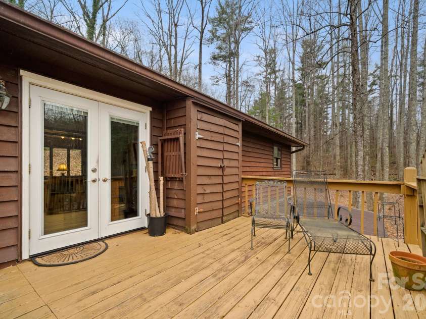 45 Crescent Drive, Hendersonville, NC 28739.  MLS# CAR4338501, YatesRealty ID 4000. 