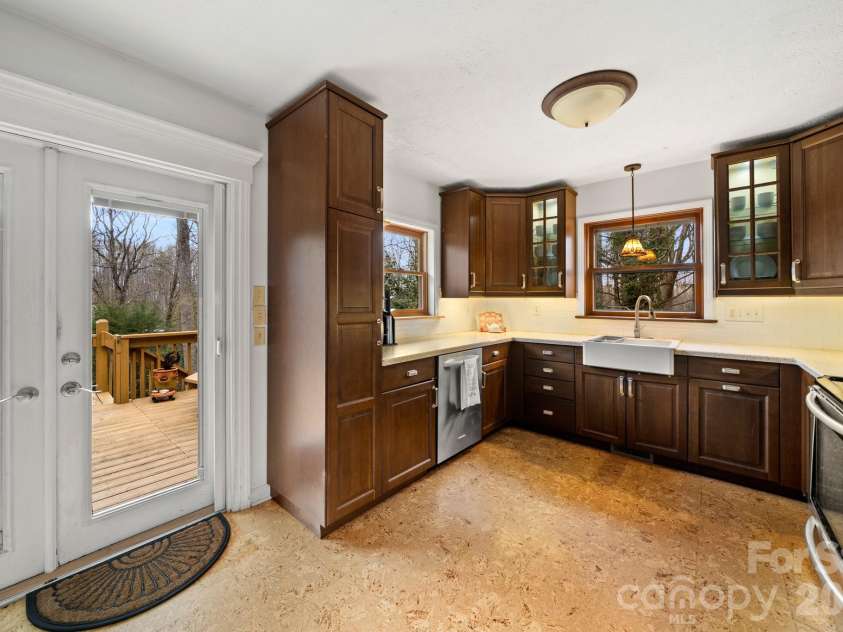 45 Crescent Drive, Hendersonville, NC 28739.  MLS# CAR4338501, YatesRealty ID 4000. 