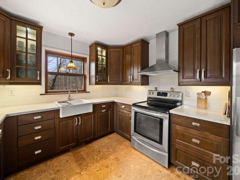 45 Crescent Drive, Hendersonville, NC 28739.  MLS# CAR4338501, YatesRealty ID 4000. 