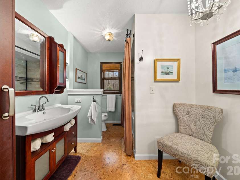 45 Crescent Drive, Hendersonville, NC 28739.  MLS# CAR4338501, YatesRealty ID 4000. 