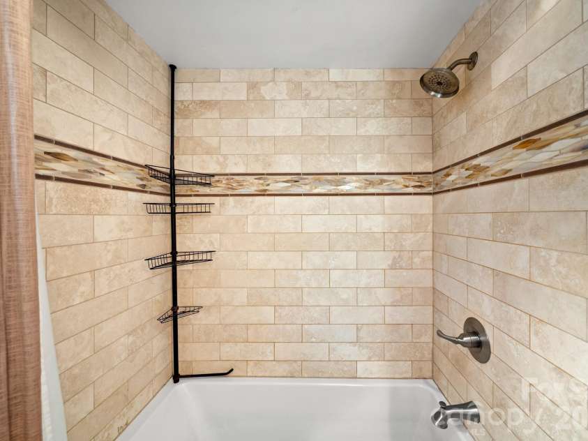 45 Crescent Drive, Hendersonville, NC 28739.  MLS# CAR4338501, YatesRealty ID 4000. 