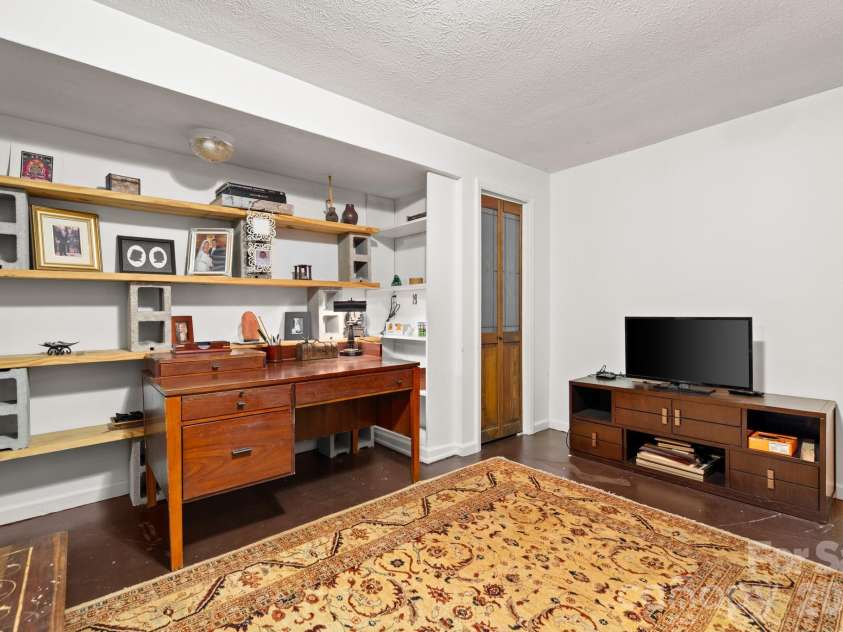 45 Crescent Drive, Hendersonville, NC 28739.  MLS# CAR4338501, YatesRealty ID 4000. 