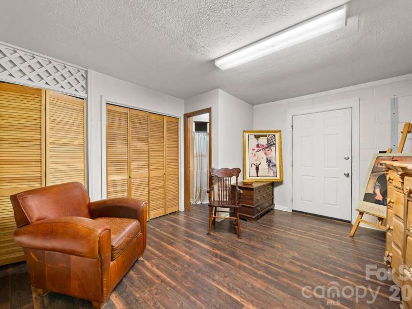 45 Crescent Drive, Hendersonville, NC 28739.  MLS# CAR4338501, YatesRealty ID 4000. 