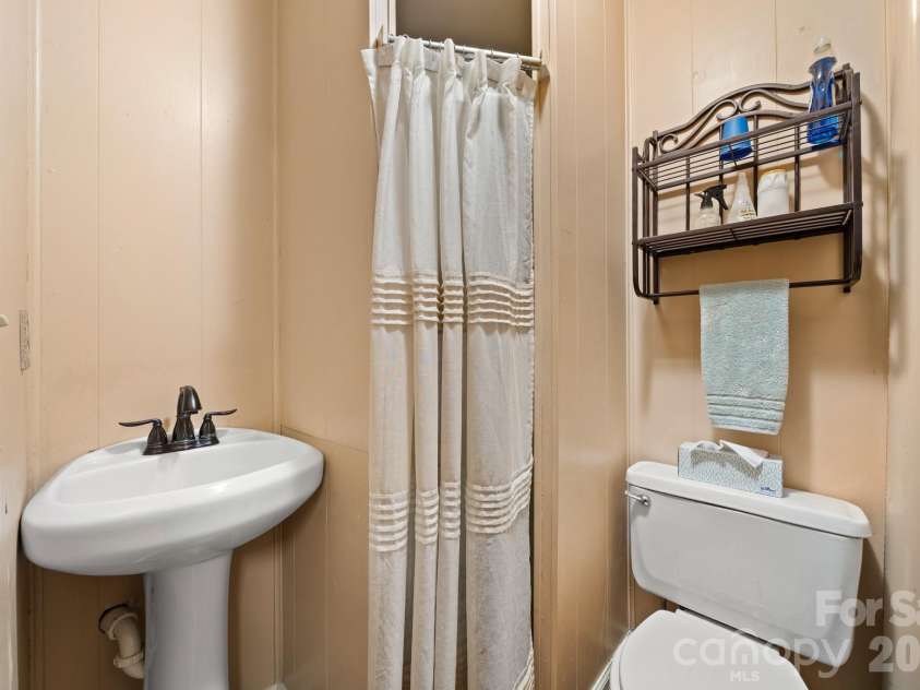 45 Crescent Drive, Hendersonville, NC 28739.  MLS# CAR4338501, YatesRealty ID 4000. 