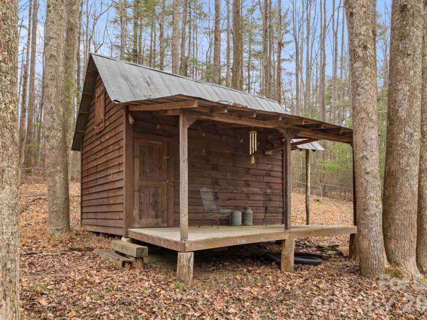 45 Crescent Drive, Hendersonville, NC 28739.  MLS# CAR4338501, YatesRealty ID 4000. 