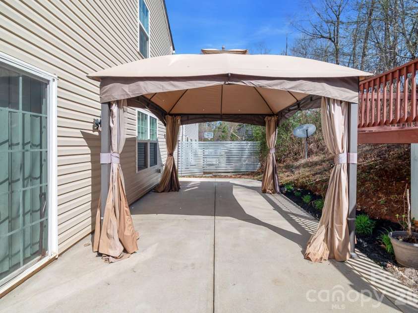 9520 Eagle Feathers Drive, Charlotte, NC 28214.  MLS# CAR4357175, YatesRealty ID 4000. 