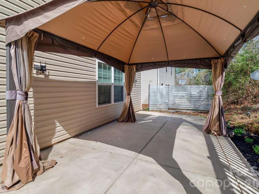 9520 Eagle Feathers Drive, Charlotte, NC 28214.  MLS# CAR4357175, YatesRealty ID 4000. 