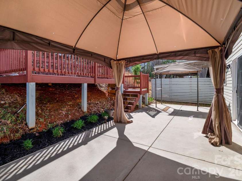 9520 Eagle Feathers Drive, Charlotte, NC 28214.  MLS# CAR4357175, YatesRealty ID 4000. 