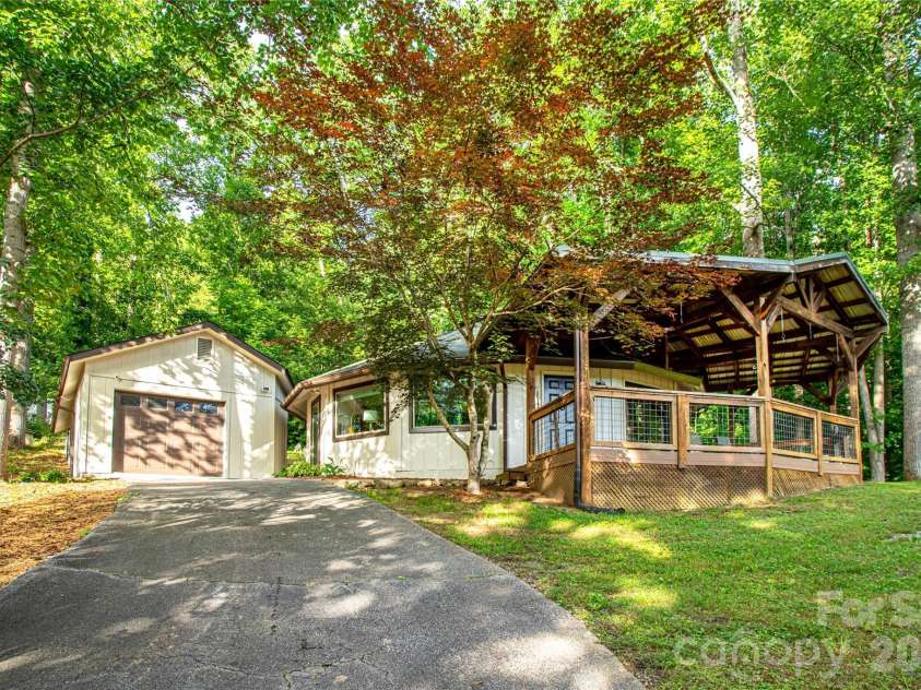 150 Freeman Knolls Drive, Hendersonville, NC 28792.  MLS# CAR4407645, YatesRealty ID 40004. 