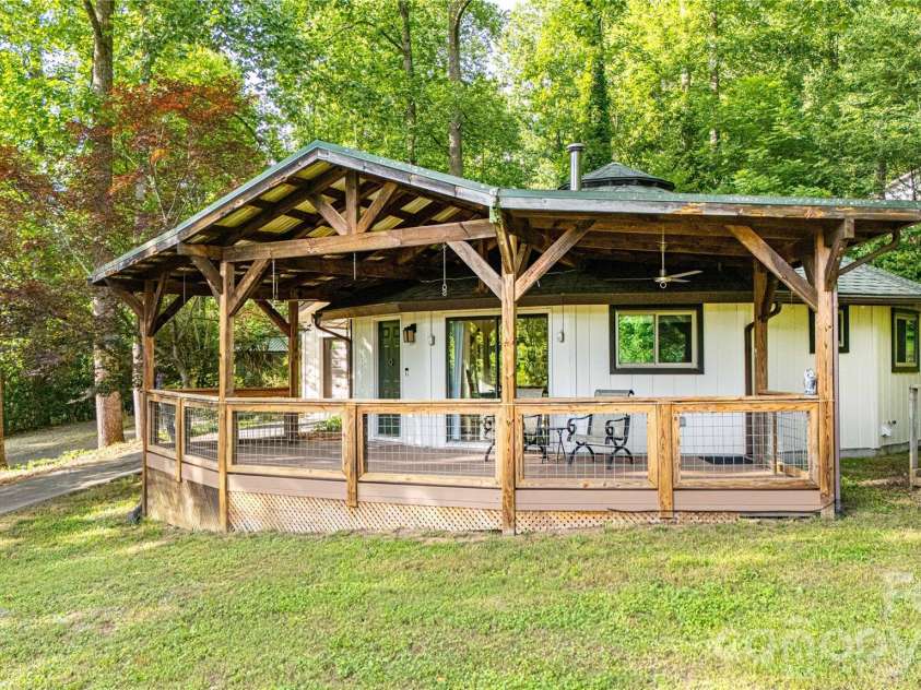 150 Freeman Knolls Drive, Hendersonville, NC 28792.  MLS# CAR4407645, YatesRealty ID 40004. 