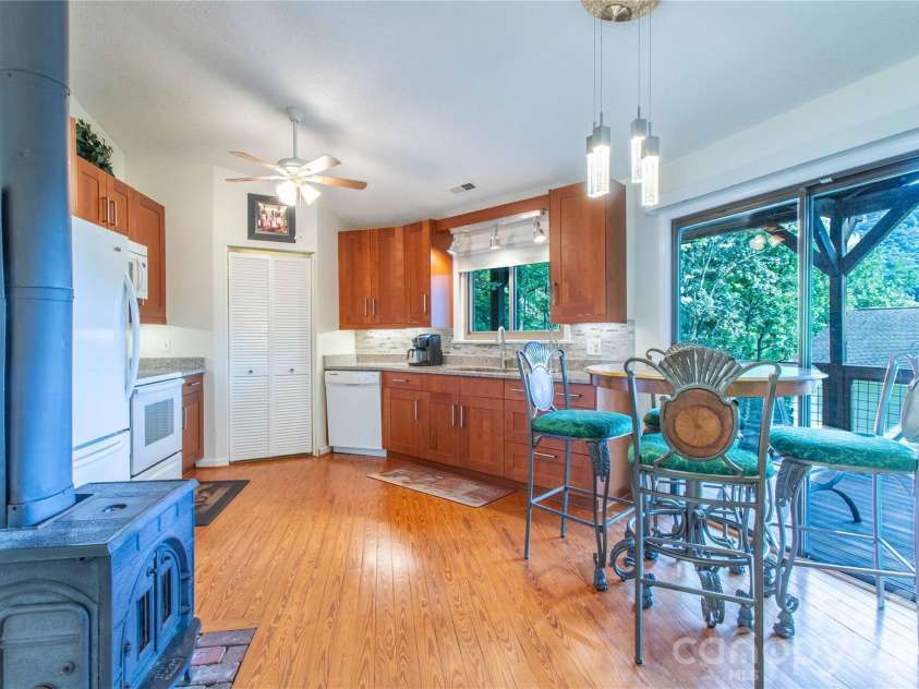 150 Freeman Knolls Drive, Hendersonville, NC 28792.  MLS# CAR4407645, YatesRealty ID 40004. 