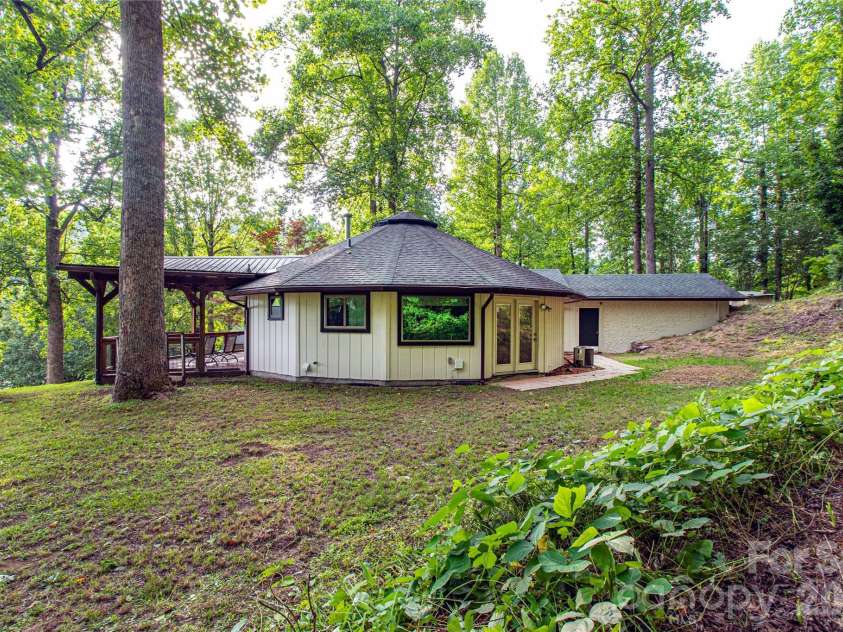 150 Freeman Knolls Drive, Hendersonville, NC 28792.  MLS# CAR4407645, YatesRealty ID 40004. 