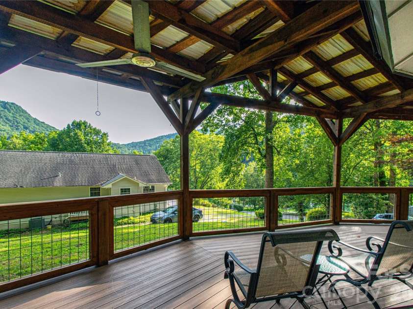 150 Freeman Knolls Drive, Hendersonville, NC 28792.  MLS# CAR4407645, YatesRealty ID 40004. 