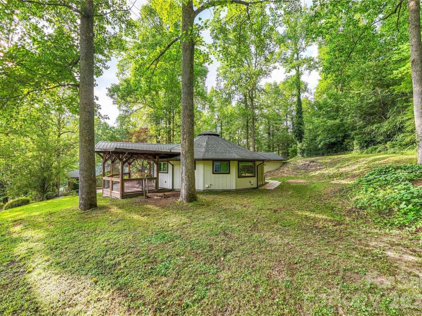150 Freeman Knolls Drive, Hendersonville, NC 28792.  MLS# CAR4407645, YatesRealty ID 40004. 