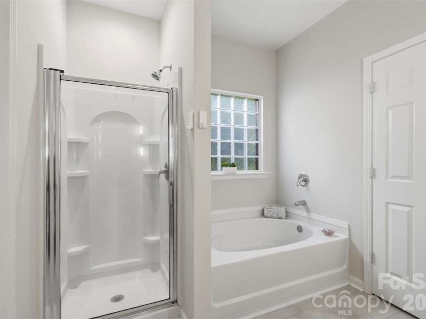 2020 White Cedar Lane, Waxhaw, NC 28173.  MLS# CAR4404030, YatesRealty ID 40006. Separate tub and shower