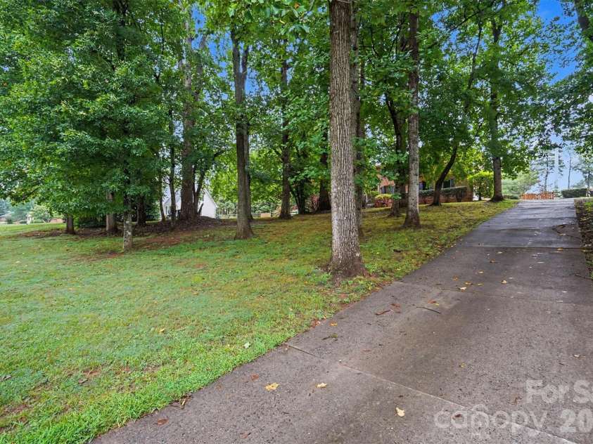 17016 Knoxwood Drive, Huntersville, NC 28078.  MLS# CAR4404785, YatesRealty ID 40007. 