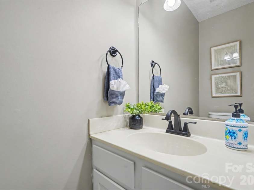 17016 Knoxwood Drive, Huntersville, NC 28078.  MLS# CAR4404785, YatesRealty ID 40007. 