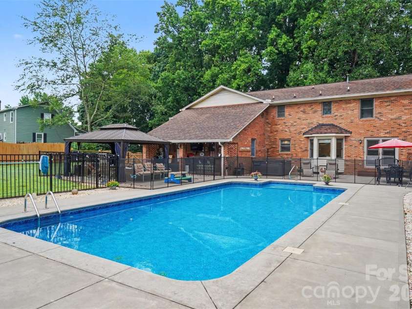 17016 Knoxwood Drive, Huntersville, NC 28078.  MLS# CAR4404785, YatesRealty ID 40007. 