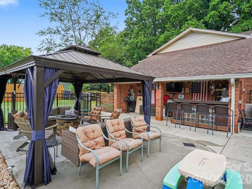 17016 Knoxwood Drive, Huntersville, NC 28078.  MLS# CAR4404785, YatesRealty ID 40007. 