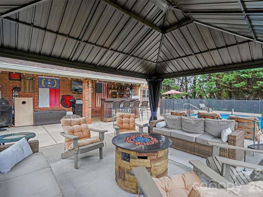 17016 Knoxwood Drive, Huntersville, NC 28078.  MLS# CAR4404785, YatesRealty ID 40007. 