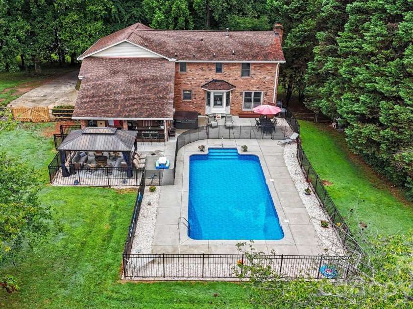 17016 Knoxwood Drive, Huntersville, NC 28078.  MLS# CAR4404785, YatesRealty ID 40007. 