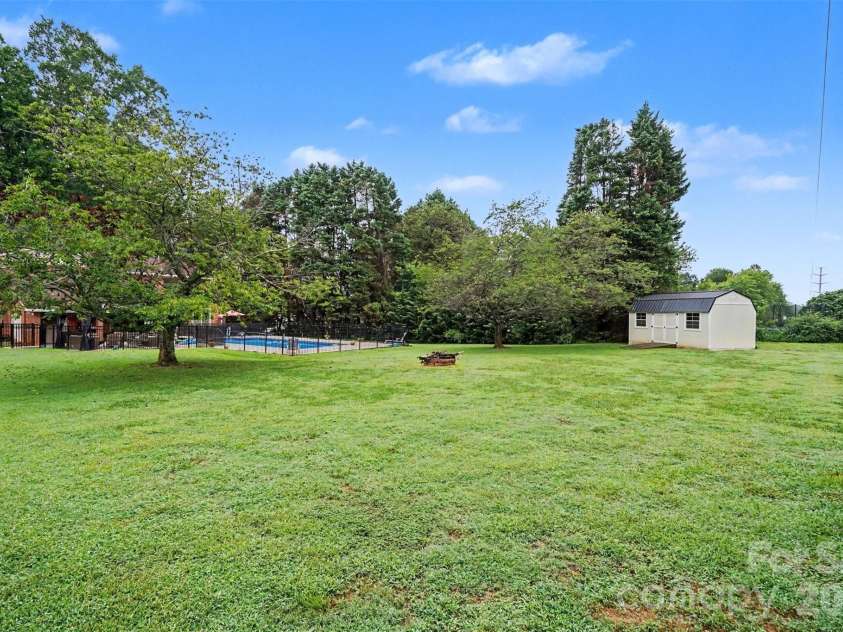 17016 Knoxwood Drive, Huntersville, NC 28078.  MLS# CAR4404785, YatesRealty ID 40007. 