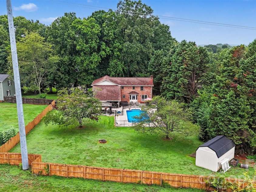 17016 Knoxwood Drive, Huntersville, NC 28078.  MLS# CAR4404785, YatesRealty ID 40007. 