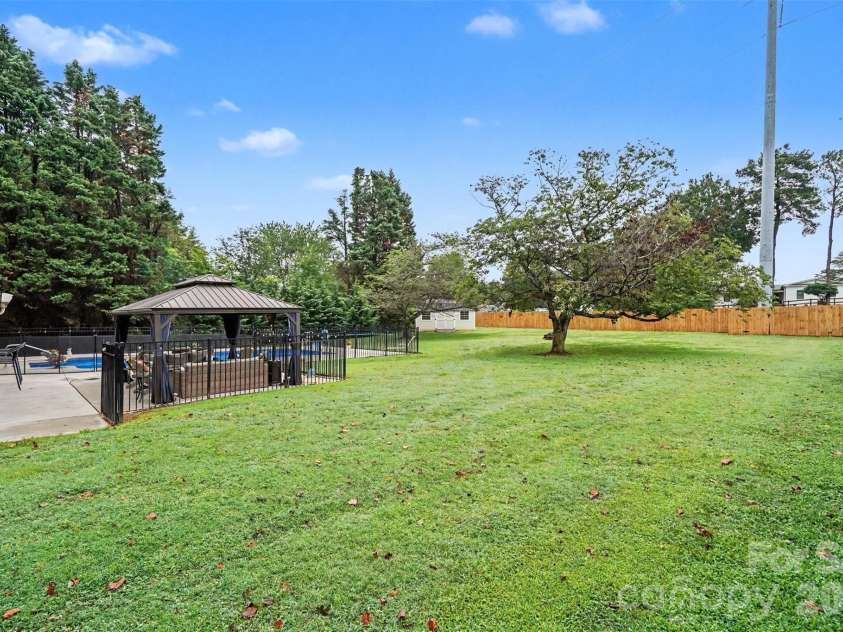 17016 Knoxwood Drive, Huntersville, NC 28078.  MLS# CAR4404785, YatesRealty ID 40007. 