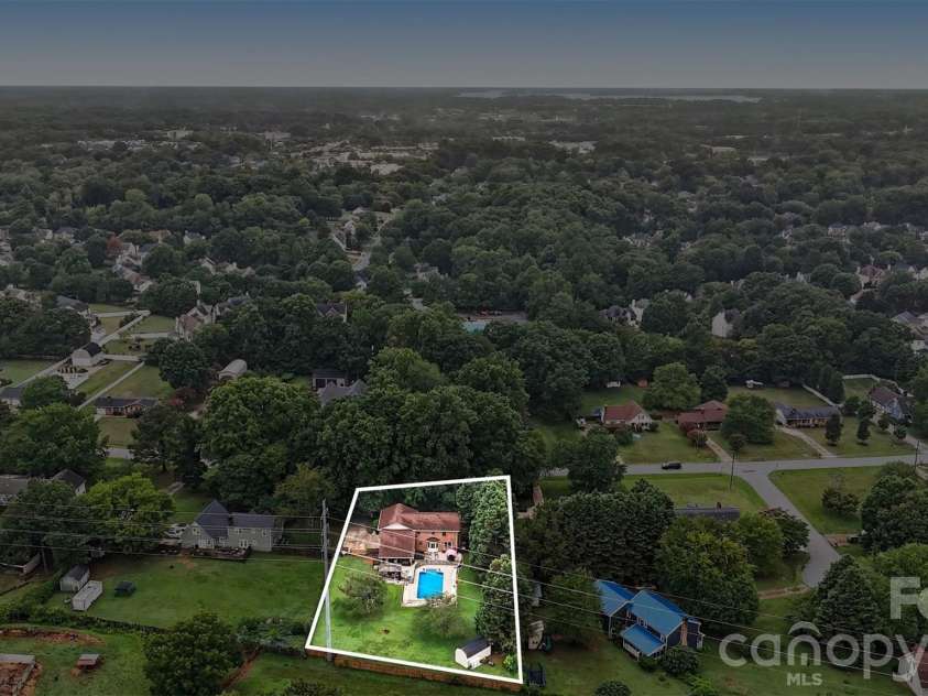 17016 Knoxwood Drive, Huntersville, NC 28078.  MLS# CAR4404785, YatesRealty ID 40007. 
