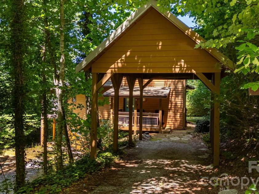 169 Viking Trail, Hendersonville, NC 28739.  MLS# CAR4407046, YatesRealty ID 40009. 