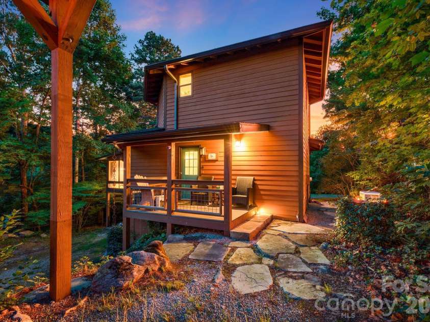 169 Viking Trail, Hendersonville, NC 28739.  MLS# CAR4407046, YatesRealty ID 40009. 
