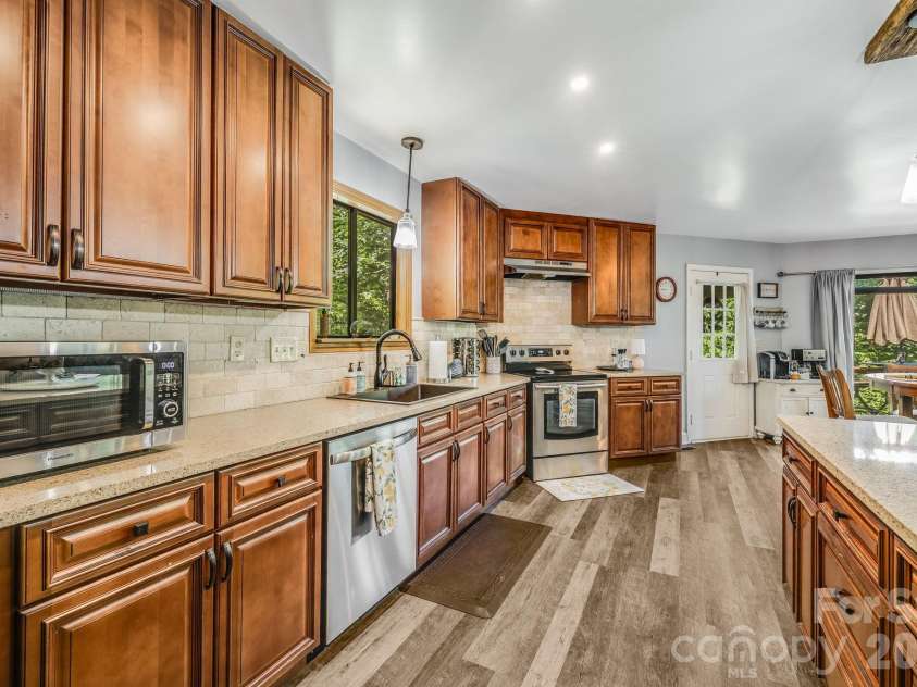 169 Viking Trail, Hendersonville, NC 28739.  MLS# CAR4407046, YatesRealty ID 40009. 