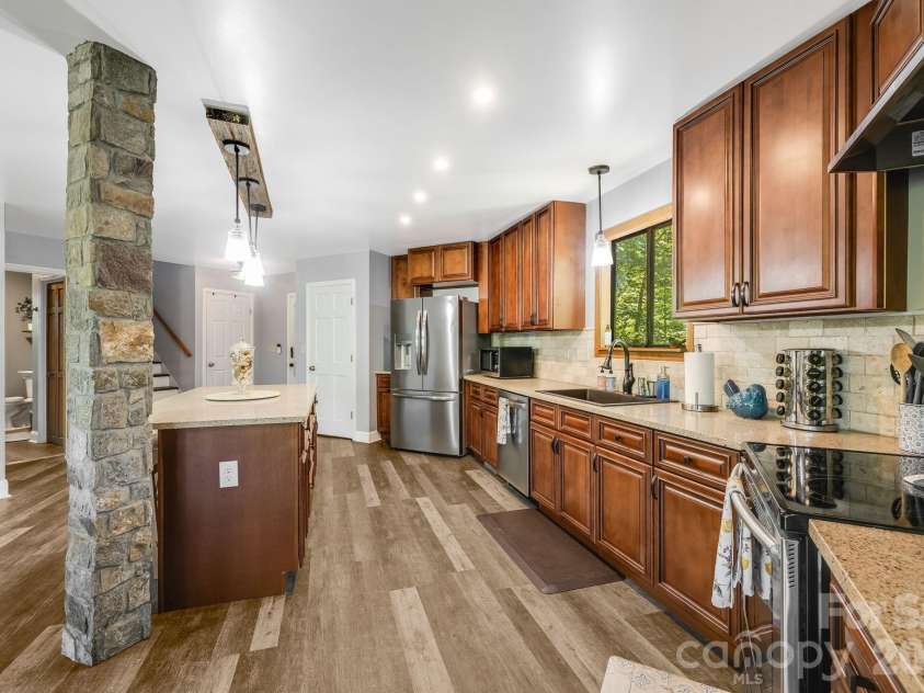 169 Viking Trail, Hendersonville, NC 28739.  MLS# CAR4407046, YatesRealty ID 40009. 