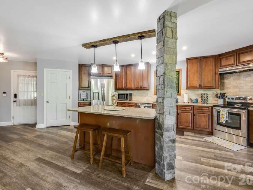 169 Viking Trail, Hendersonville, NC 28739.  MLS# CAR4407046, YatesRealty ID 40009. 