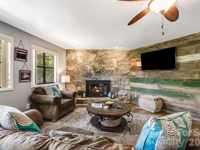 169 Viking Trail, Hendersonville, NC 28739.  MLS# CAR4407046, YatesRealty ID 40009. 