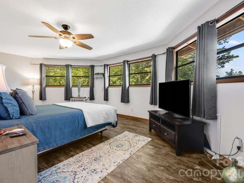 169 Viking Trail, Hendersonville, NC 28739.  MLS# CAR4407046, YatesRealty ID 40009. 