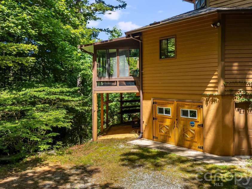 169 Viking Trail, Hendersonville, NC 28739.  MLS# CAR4407046, YatesRealty ID 40009. 