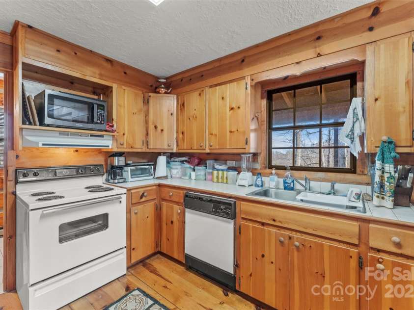 178 Tablerock Drive, Saluda, NC 28773.  MLS# CAR4318272, YatesRealty ID 4001. 