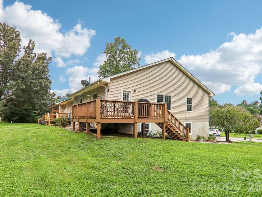 3311 Sandy Drive, Hendersonville, NC 28792.  MLS# CAR4406829, YatesRealty ID 40014. 