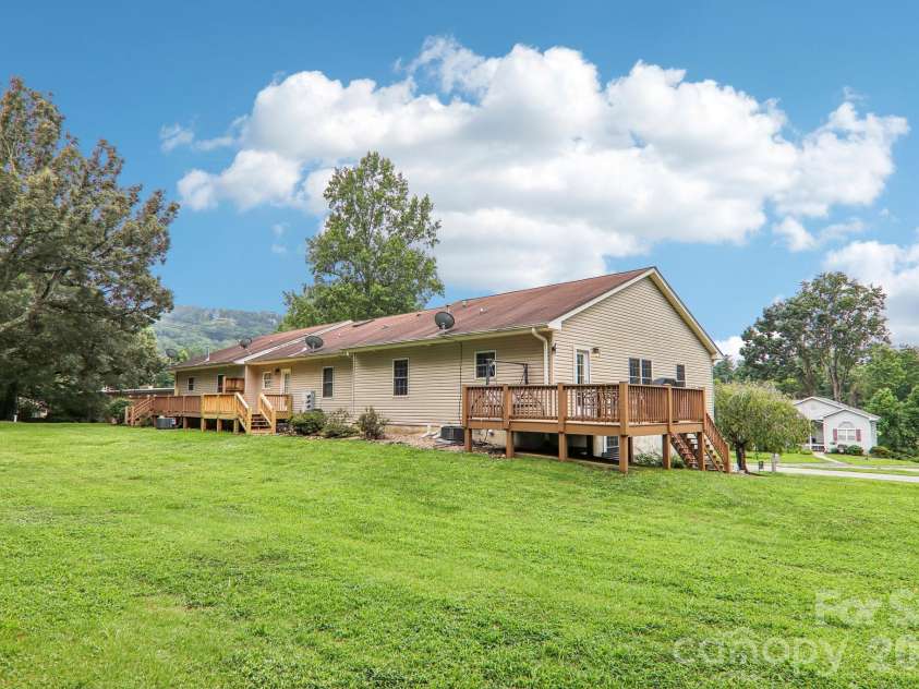 3311 Sandy Drive, Hendersonville, NC 28792.  MLS# CAR4406829, YatesRealty ID 40014. 